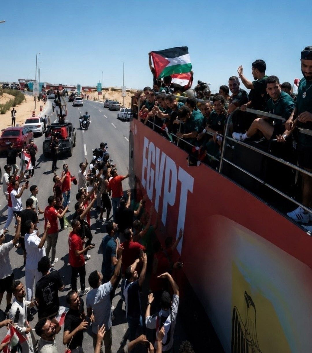 بالصور: حسام حسن والمنتخب المصري يرفعون العلم الفلسطيني بعد وصولهم إلى القاهرة