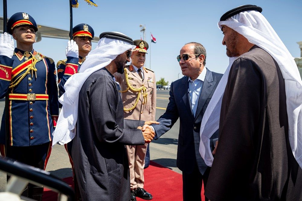 رئيس الدولة يصل إلى العلمين في زيارة أخوية ويبحث مع الرئيس المصري تعزيز علاقات التعاون
