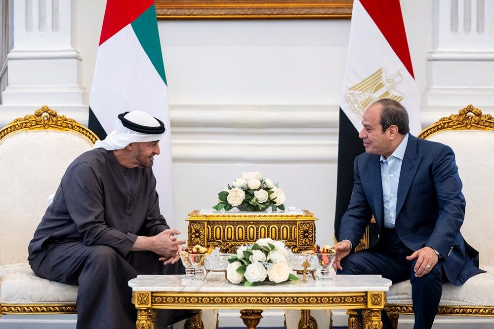 رئيس الدولة يصل إلى العلمين في زيارة أخوية ويبحث مع الرئيس المصري تعزيز علاقات التعاون