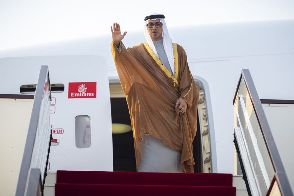منصور بن زايد وعبد الله بن زايد يقدمان التعازي إلى أمير قطر في وفاة حمد بن خليفة آل ثاني