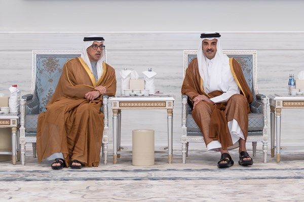 منصور بن زايد وعبد الله بن زايد يقدمان التعازي إلى أمير قطر في وفاة حمد بن خليفة آل ثاني