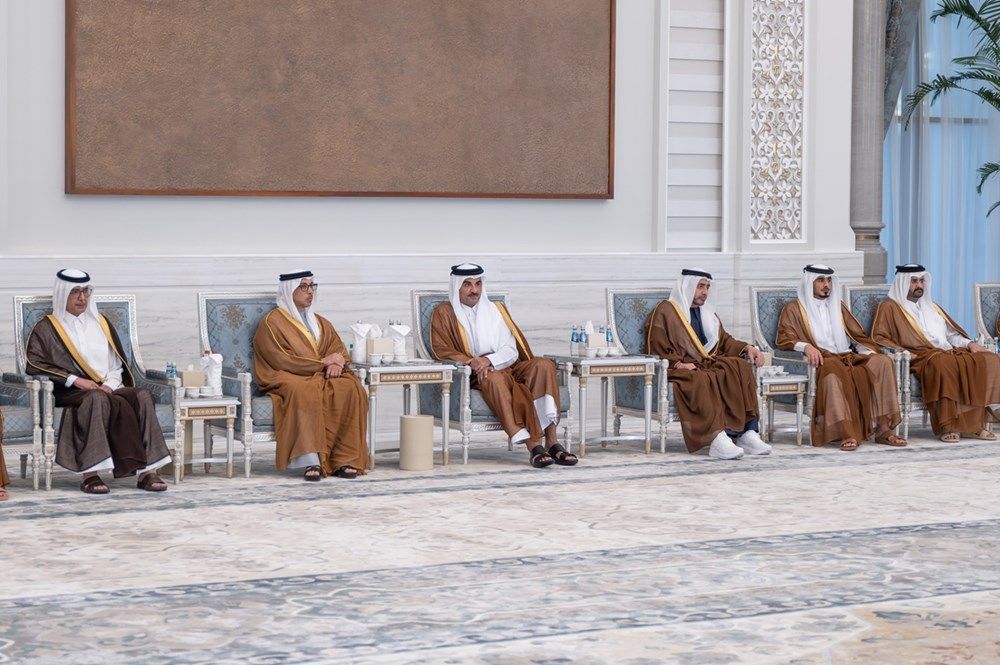 منصور بن زايد وعبد الله بن زايد يقدمان التعازي إلى أمير قطر في وفاة حمد بن خليفة آل ثاني