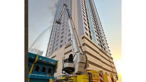 "دفاع مدني عجمان" يسيطر على حريق محدود في برج سكني من دون إصابات