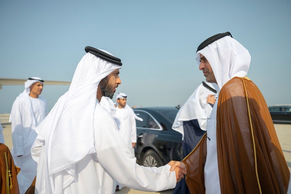 منصور بن زايد وعبد الله بن زايد يقدمان التعازي إلى أمير قطر في وفاة حمد بن خليفة آل ثاني