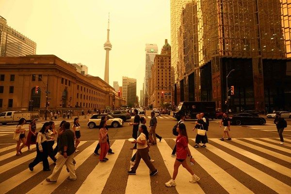 دخان حرائق الغابات الكندية يخنق تورونتو ويهدد مدناً أميركية