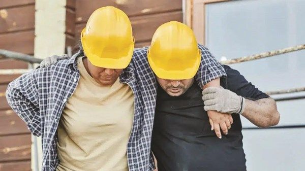 «الموارد البشرية»: 6 حالات لا يستحق بموجبها العامل التعويض عن إصابة العمل