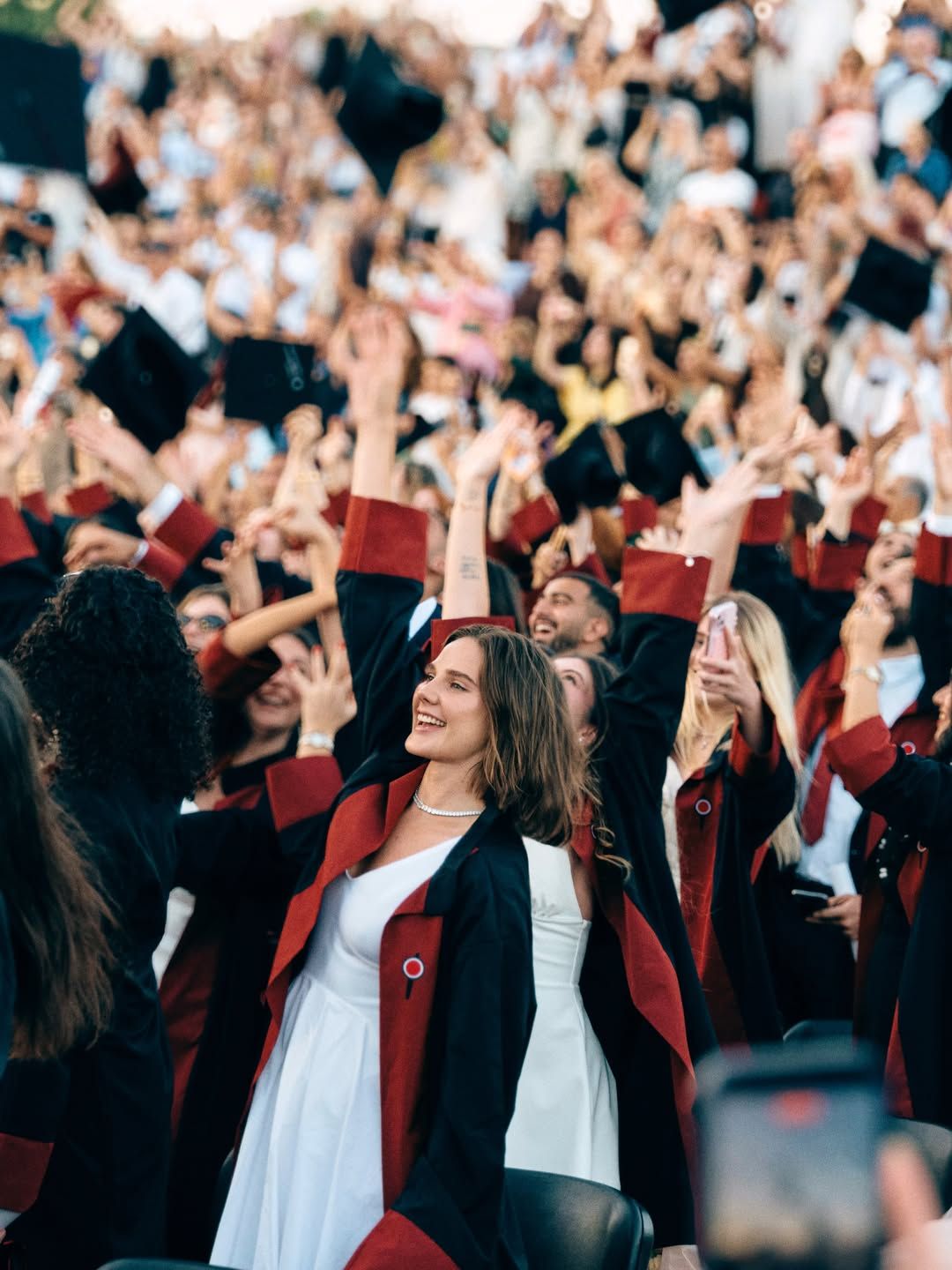 بالصور- ألينا بوز تتوج مسيرتها الفنية بتخرّجها من الجامعة بحضور زوجها وأصدقائها