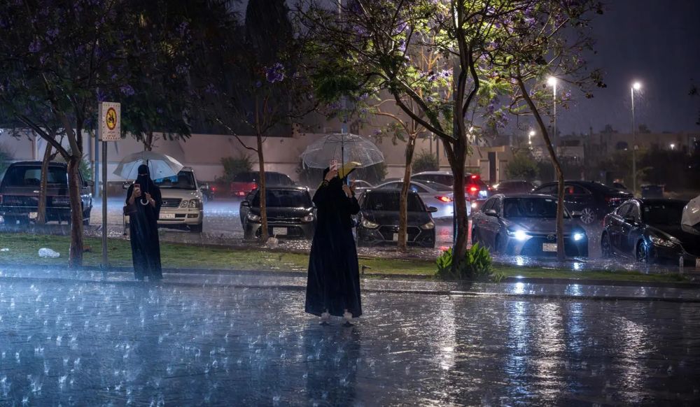أخبار من السعودية.. مصحوبة بعواصف.. هطول أمطار متفرقة على منطقة الباحة