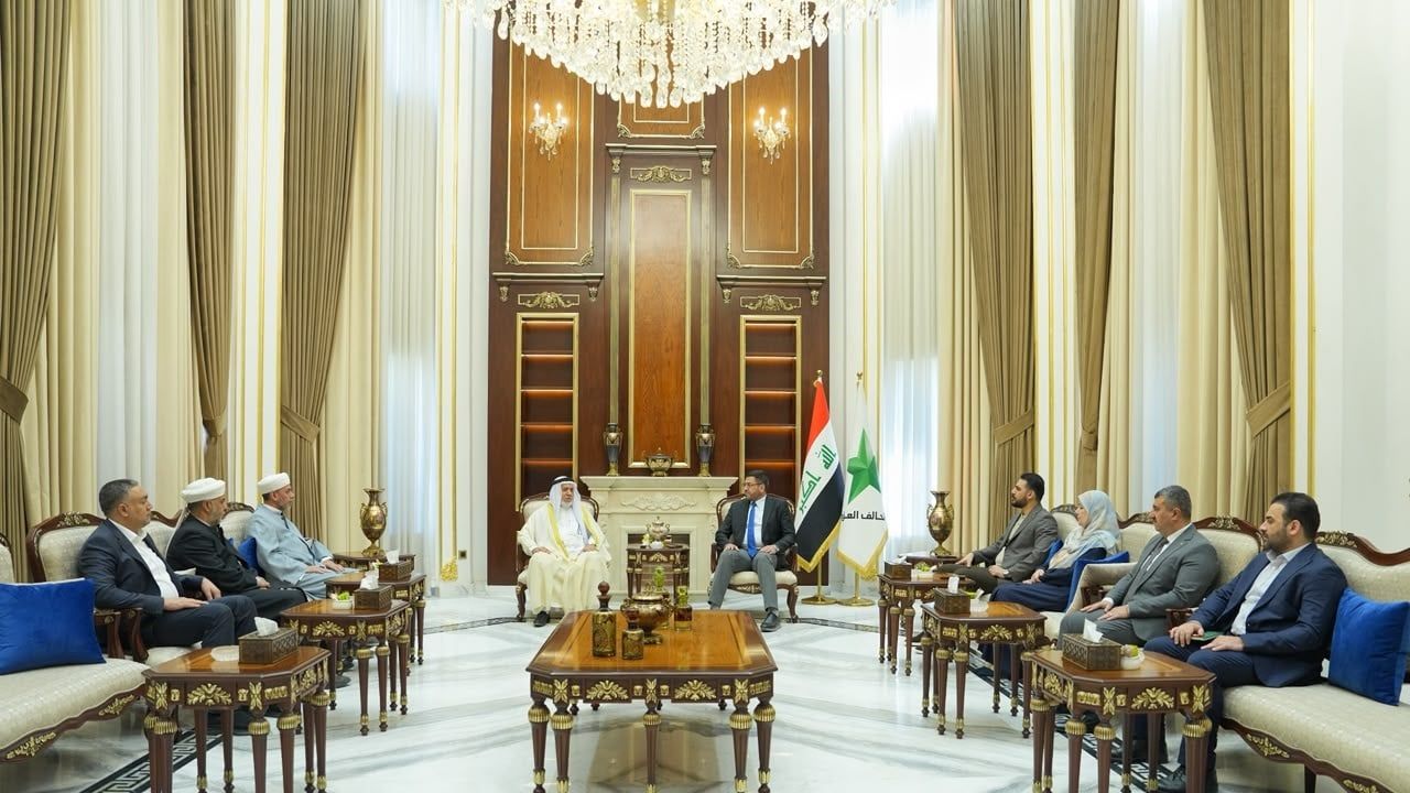 العزم ووفد المجمع الفقهي العراقي يبحثان دعم الاعتدال وترسيخ قيم التعايش والتفاهم