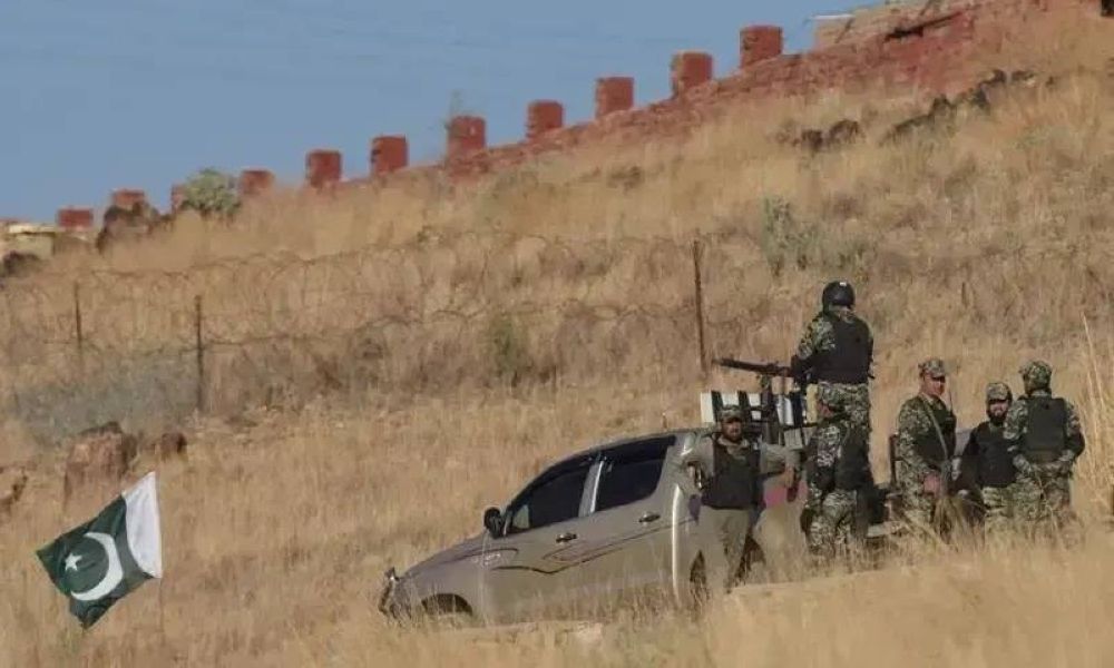 مقتل 7 شرطيين و8 إرهابيين بهجوم على نقطة تفتيش في باكستان