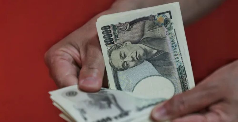 أسعار العملات.. الدولار يتراجع أمام الين وسط ترقب لتدخل ياباني جديد