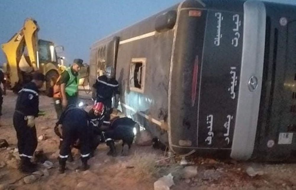 25 وفاة و44 إصابة.. ارتفاع ضحايا حادث انقلاب حافلة ركاب بالجزائر