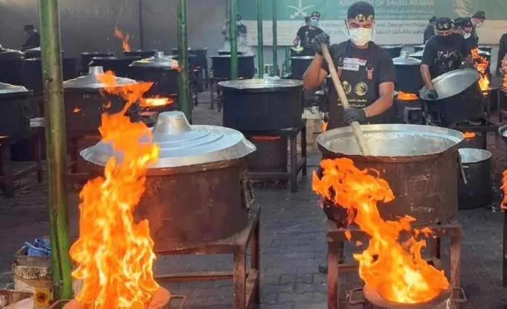 ضمن الحملة الشعبية.. السعودية تقدم 25 ألف وجبة لأهالي غزة - واس