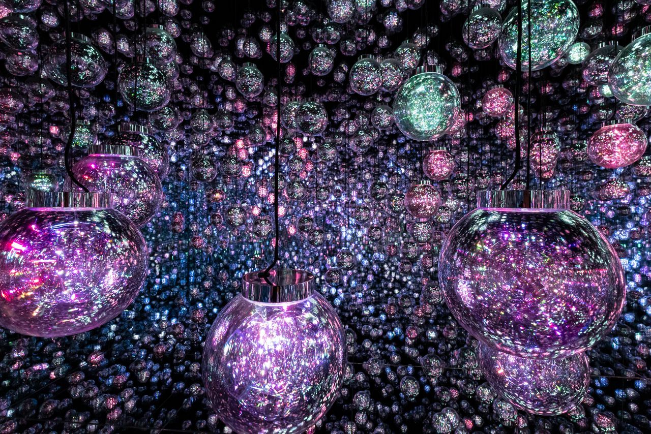 ”عالم الفقاعات“ (Bubble Universe): كُشف عنه بعد انتقال المتحف، ويضم أعداداً لا تحصى من الكرات الضوئية التي تتوهج استجابة لبعضها البعض. (© Nippon.com)