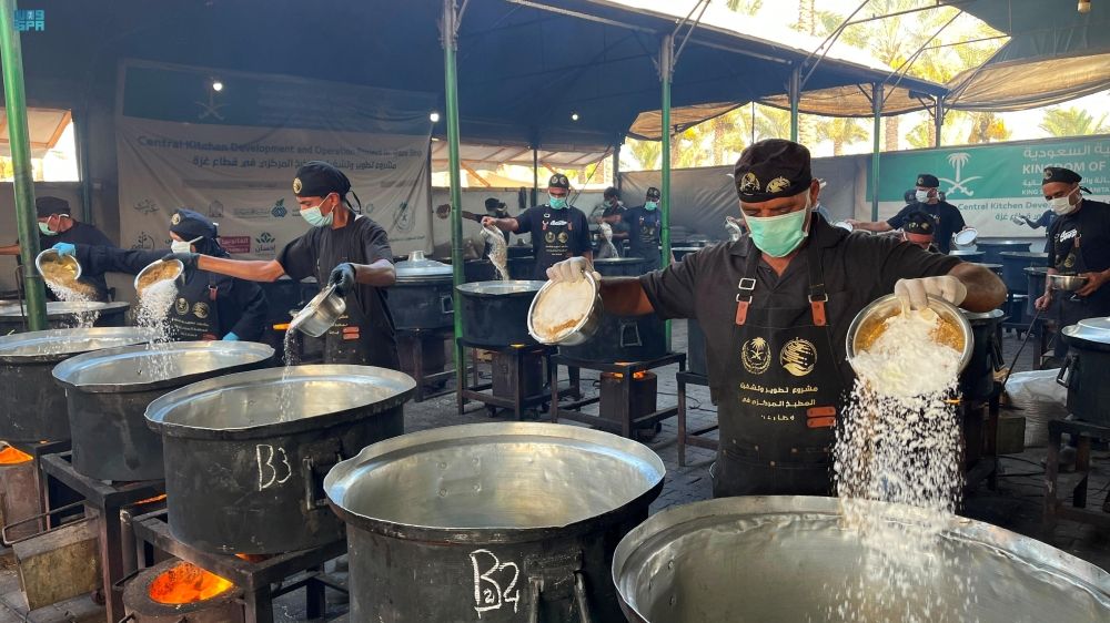 أخبار من السعودية.. السعودية تواصل توزيع الوجبات الغذائية على الفئات الأكثر احتياجًا في غزة