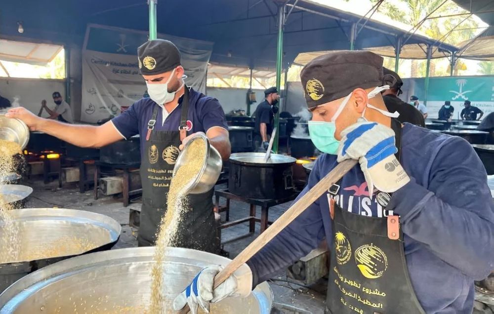 أخبار من السعودية.. استفاد منها 24,850 فردا.. السعودية تواصل توزيع الوجبات الساخنة في غزة