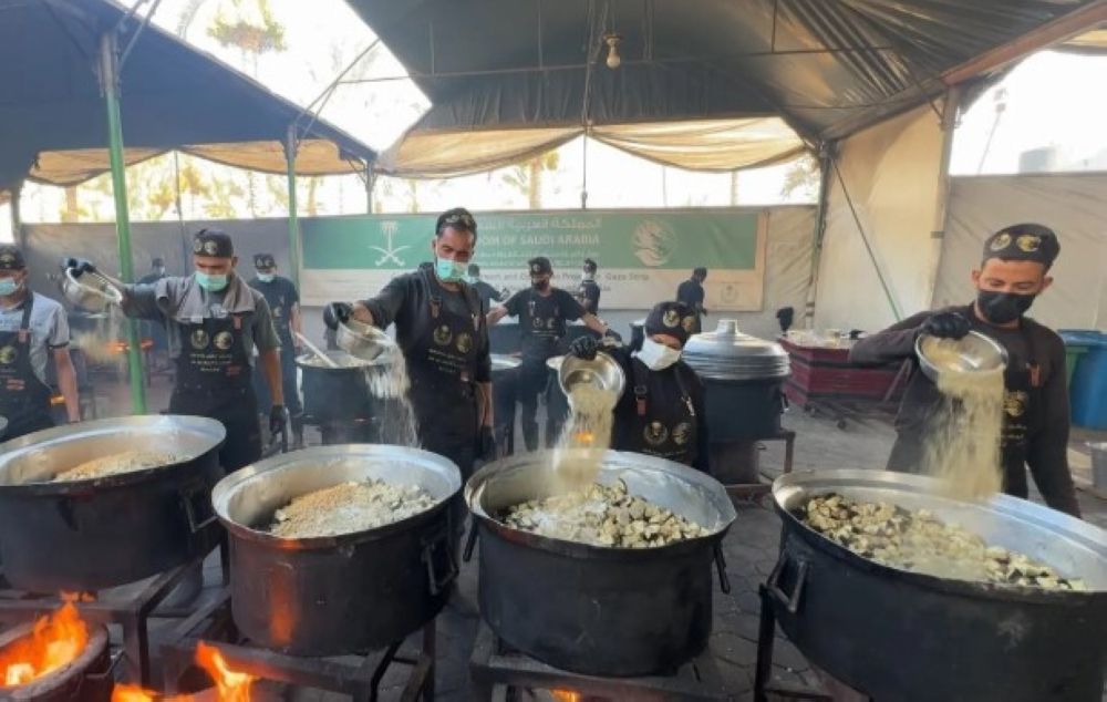 أخبار من السعودية.. استفاد منها 24,850 فردا.. السعودية تواصل توزيع الوجبات الساخنة في غزة