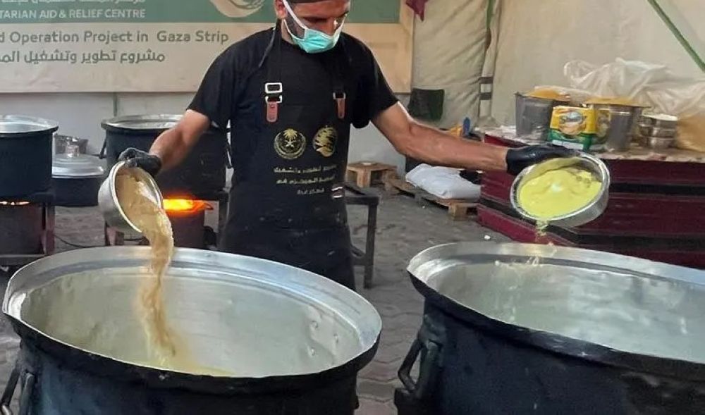 أخبار من السعودية.. استفاد منها 24,850 فردا.. السعودية تواصل توزيع الوجبات الساخنة في غزة