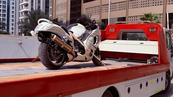 شرطة دبي تضبط سائق دراجة نارية قادها بسرعة تجاوزت 290 كم/ساعة