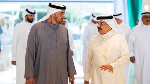 رئيس الدولة وملك البحرين يبحثان العلاقات الأخوية والتطورات الإقليمية
