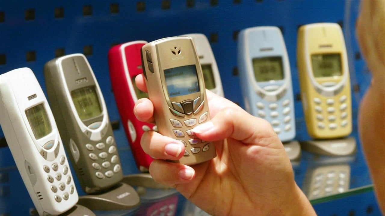 الهاتف البسيط يعود بقوّة… لماذا يتخلّى البعض عن هواتفهم الذكية؟