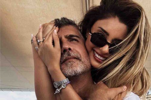 بالصور: بقبلة حنونة ورسالة حب مؤثرة.. أوزجان دينيز يحتفل بعيد زوجته الـ٣٣