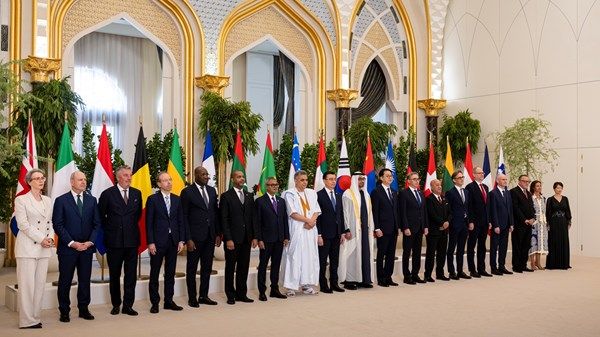 رئيس الدولة يتسلم أوراق اعتماد عدد من السفراء المعتمدين لدى الدولة بحضور منصور بن زايد