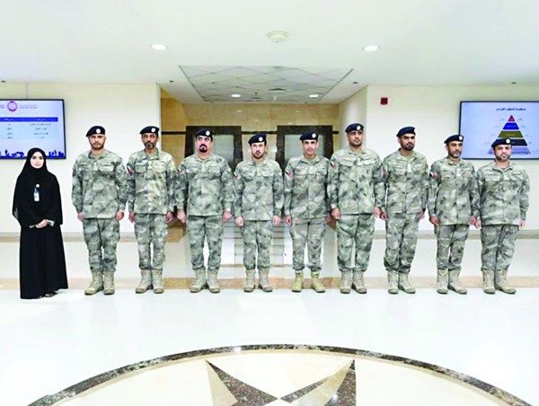 قائد عام شرطة أبوظبي يطلع على منظومة التطوير القيادي بأكاديمية سيف بن زايد