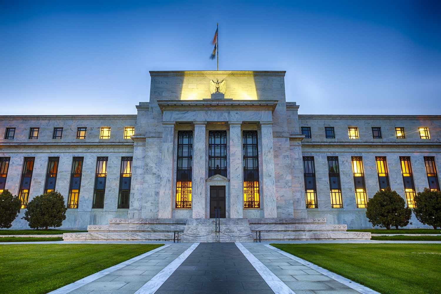 ماذا يحدث لسعر البيتكوين إذا رفع الفيدرالي الفائدة؟