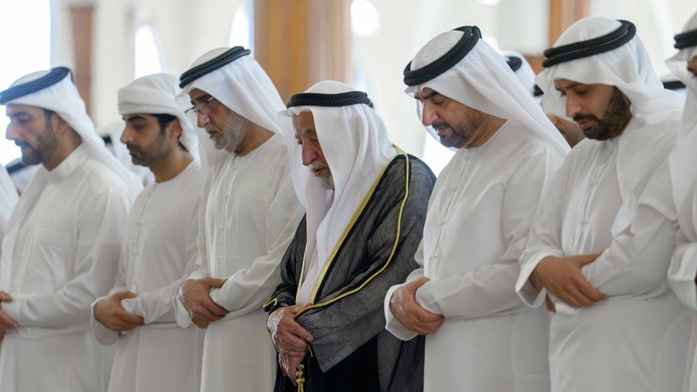 حاكم الشارقة يؤدي صلاة الجنازة على جثمان محمد بن سالم بن سلطان القاسمي