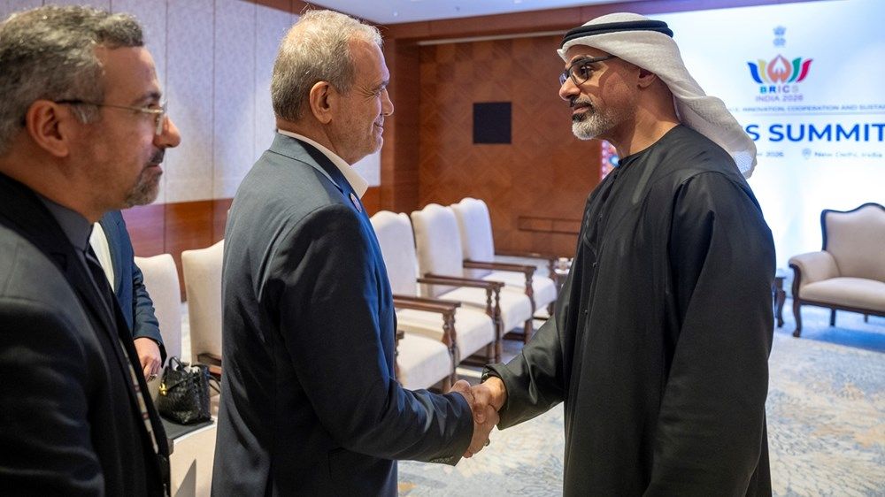 ولي عهد أبوظبي يلتقي الرئيس الإيراني على هامش قمة «بريكس» في نيودلهي
