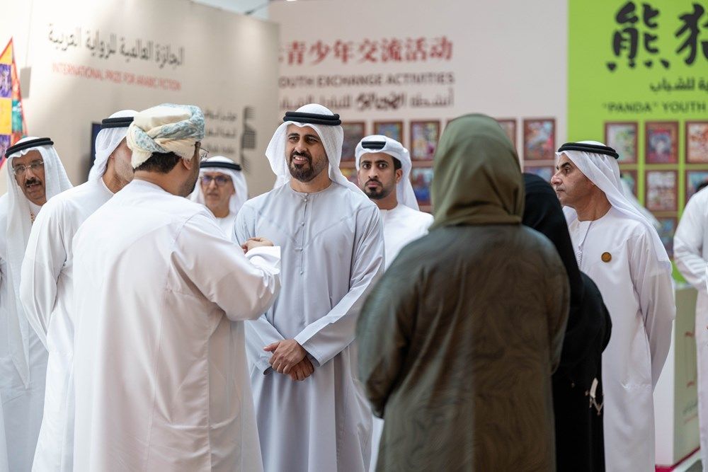 ذياب بن محمد بن زايد يزور معرض أبوظبي الدولي للكتاب