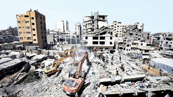 20 قتيلاً بانهيار مبنى متضرر إثر غارات إسرائيلية في غزة