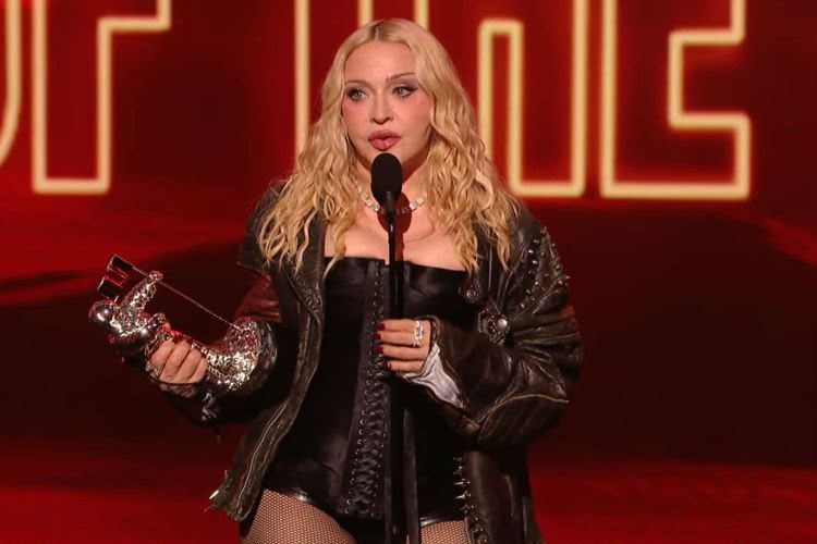بالفيديو: بعد ٤٢ عامًا.. مادونا تتوّج بـ”فنانة العام” وتكشف ما حدث خلف كواليس أول VMAs