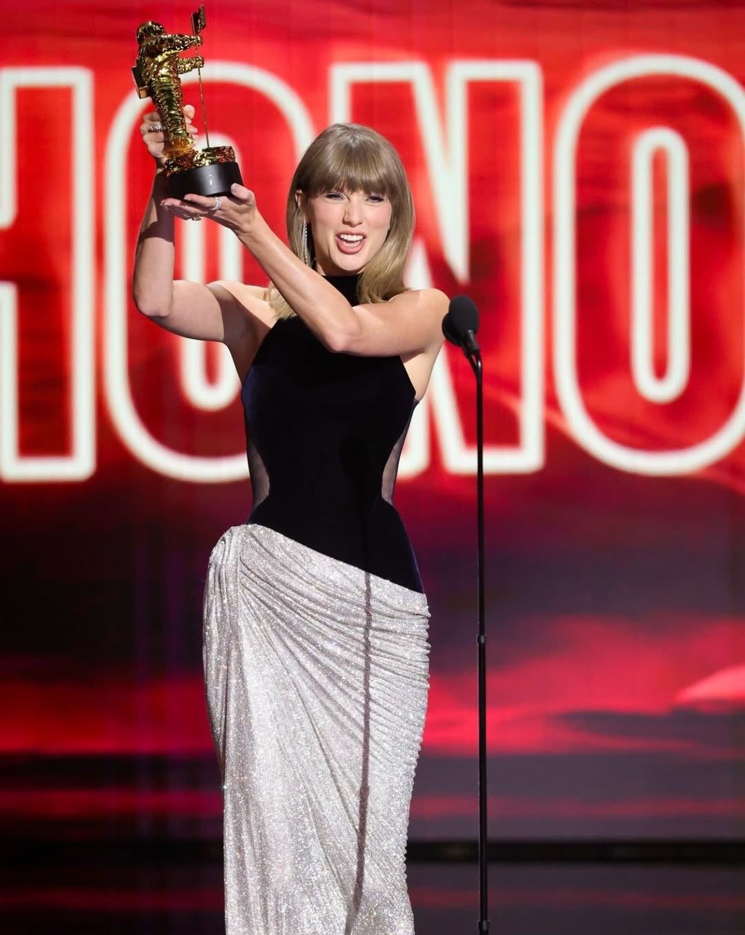 تايلور سويفت تدخل تاريخ VMAs من أوسع أبوابه.. ومادونا شاهدة على اللحظة