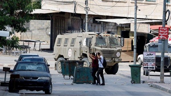 الجيش الإسرائيلي يفرض إغلاقاً على الضفة الغربية