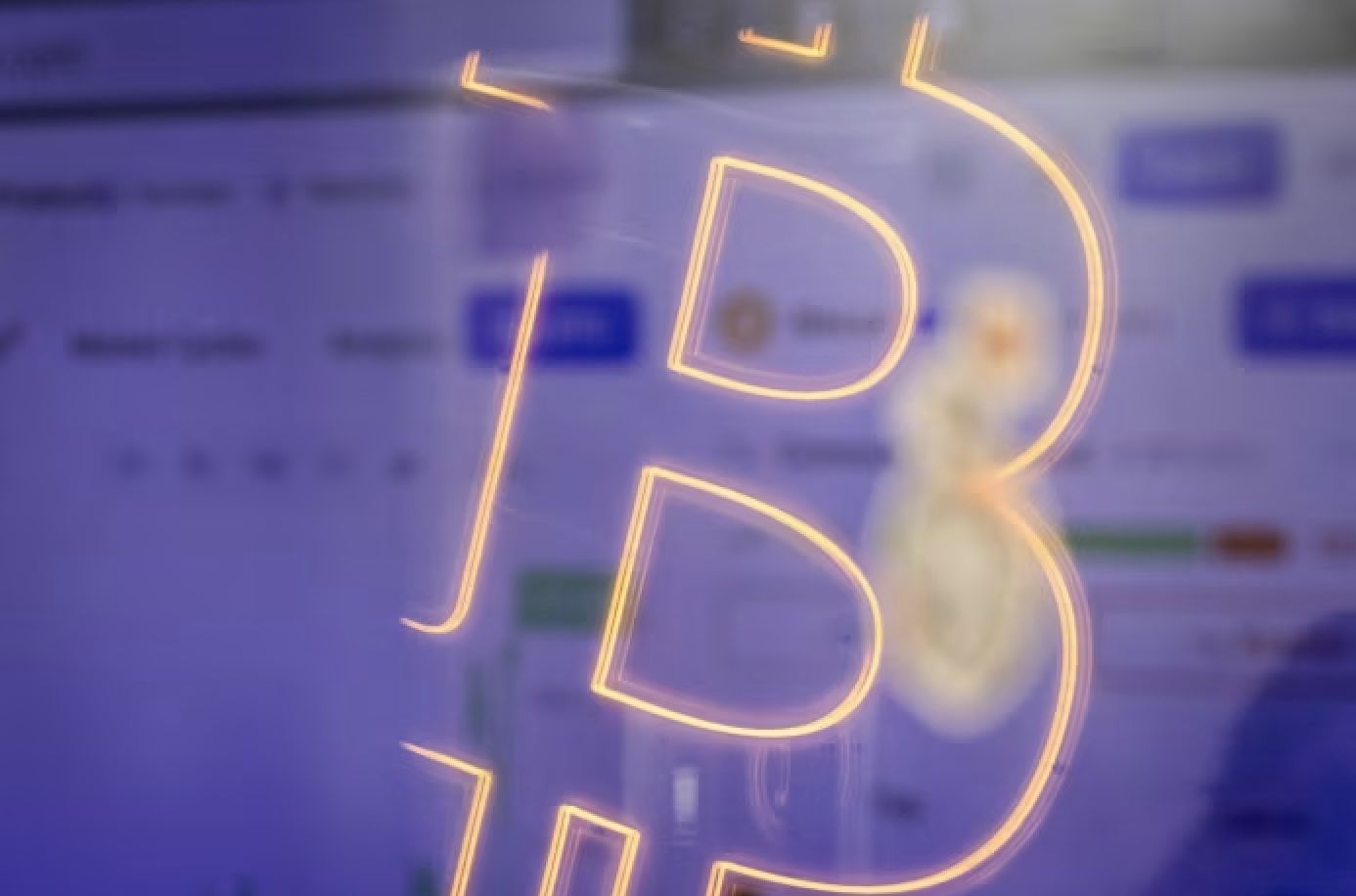 سعر البيتكوين يستعيد مستويات مهمة قبل الاغلاق الشهري: هل سيُفتح الطريق أمامه نحو 215 ألف دولار؟