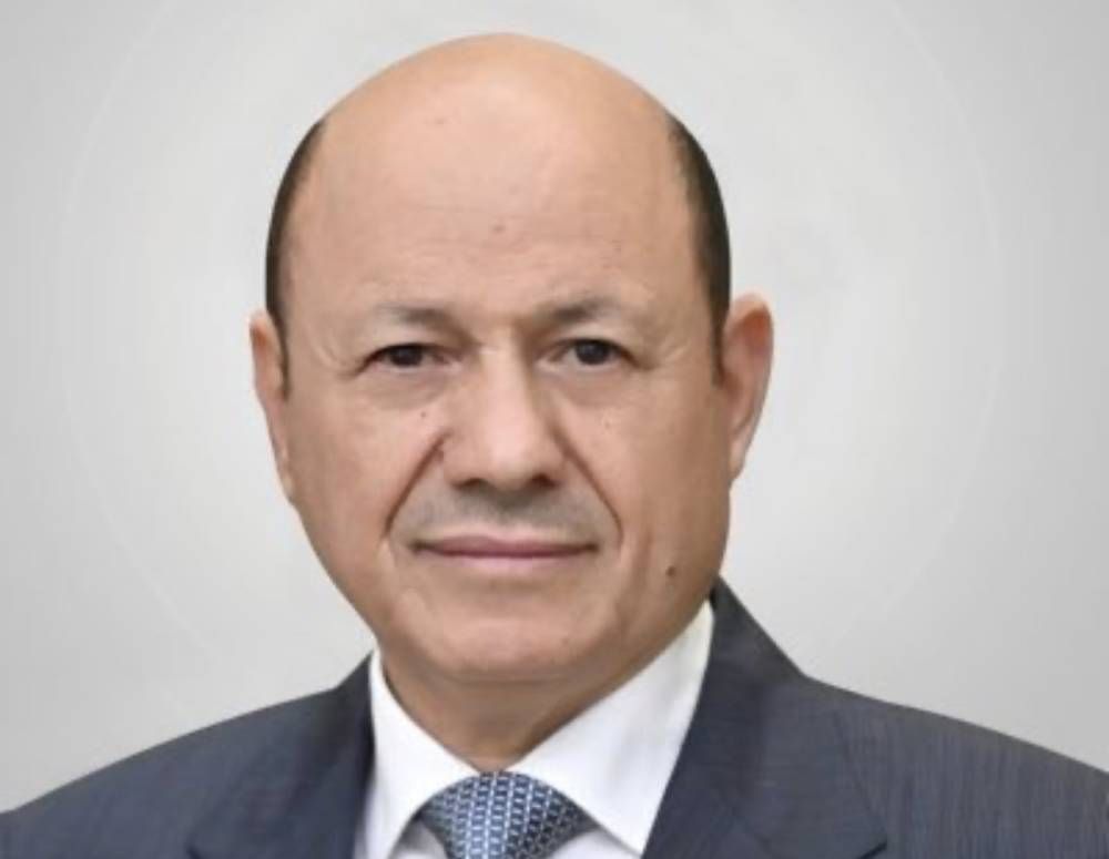 العليمي يدين الاعتداء الحوثي على مطار الملك خالد