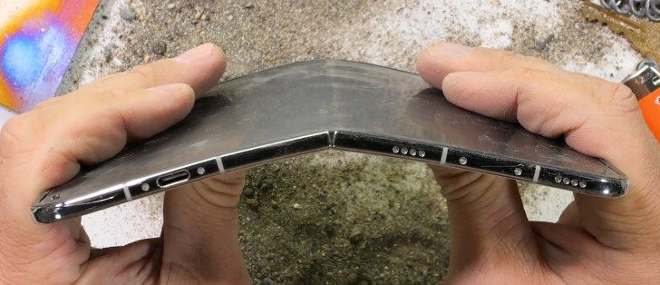 تكنولوجيا: اختبار ثني iPhone Duo يكشف نقطة ضعف مقلقة في متانته