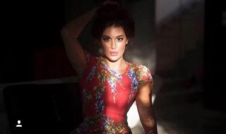 بالصور| إطلالة جذابة للفنانة ياسمين صبري بـ"فستان برتقالي"