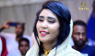شاهد.. الفنانة إيمان أم روابة تصل العالمية وتسحر جمهورها بصور حديثة وناشطون يؤكدون (الما غنت ليهو بت أم روابة فزواجه ناقص)