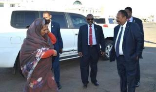 شاهد بالصورة.. نظرات وتعامل رئيس الوزراء السوداني مع زوجته تثير ضجة اسفيرية واسعة ونشطاء: (تعلموا من حمدوك يا رؤساء العالم)