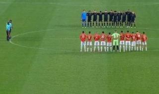 شاهد.. وقوف لاعبى الأهلى وشباب بلوزداد الجزائرى دقيقة حداد على روح العامرى