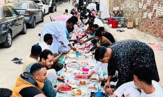 شاهد بالصورة.. سودانيون في مصر يتمسكون بعاداتهم الجميلة ويقيمون إفطاراً رمضانياً في أحد شوارع القاهرة وجمهور مواقع التواصل يشيد ويعلق: (في كل مكان رمضانا سودانى)
