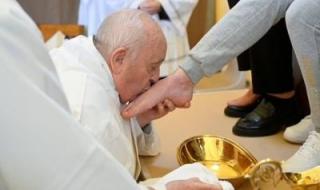 تراند اليوم : شاهد.. البابا يغسل ويقبل أقدام "سجينات" في روما بمناسبة خميس العهد