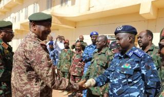 البرهان يتفقد متحركات وادى سيدنا ويتعهد بدعم الخدمات في الخرطوم – صور