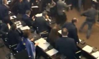 خناقة شوارع داخل برلمان جورجيا بسبب التمويل الخارجى.. فيديو
