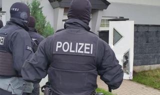 ارتكبوا 400 جريمة.. تفاصيل مداهمة الشرطة الألمانية منازل 12 شخصا