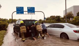 الامارات | ​مواطنون ومقيمون يشكرون خطوط الدفاع الأمامية على مجهودهم لتخفيف آثار الأمطار