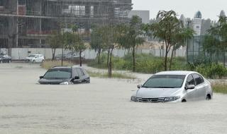 فيديو وصور .. الإمارات تشهد أكبر كميات أمطار خلال 75 عاما